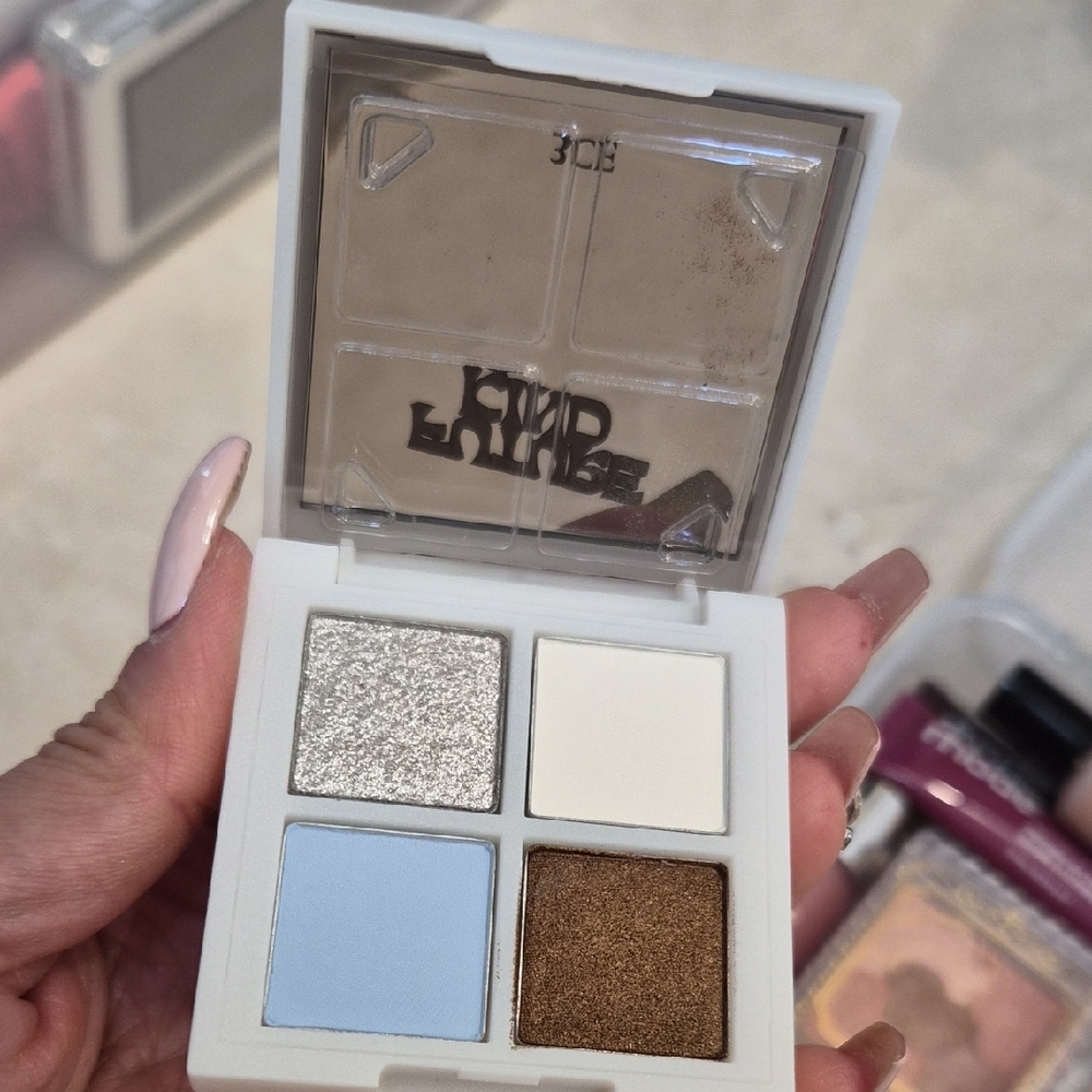 Quad Eyeshadow Palette - Glitter Silver, Ivory, Sky Blue, Bronze